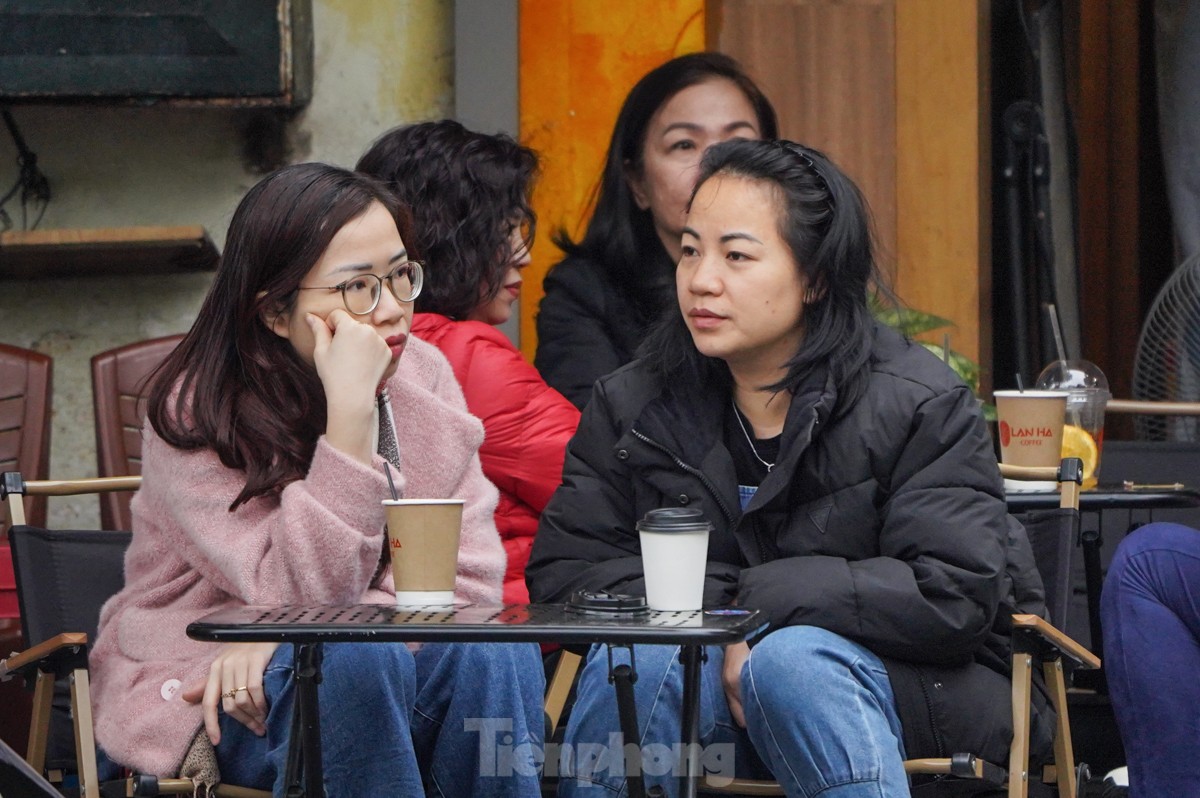 Mùa đông amp;#34;gõ cửaamp;#34;, người Hà Nội đội mũ, quàng khăn kín mít khi ra đường - 15