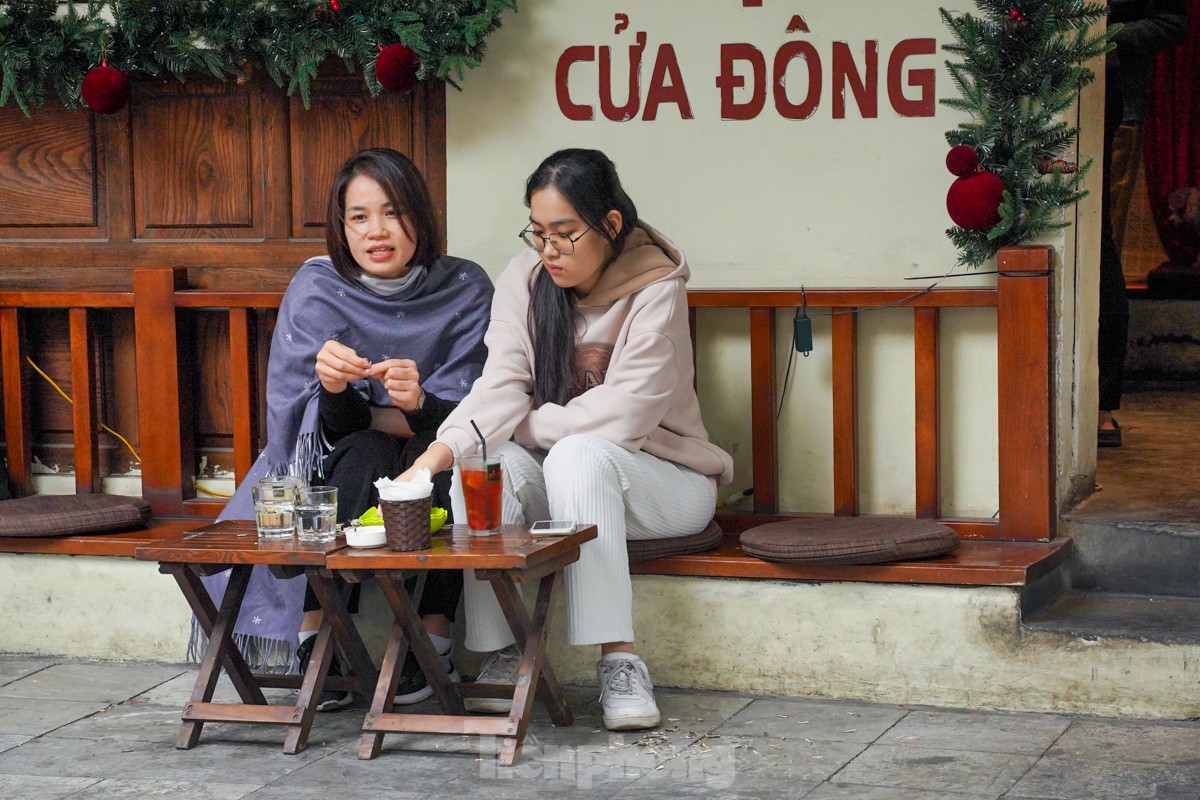 Mùa đông amp;#34;gõ cửaamp;#34;, người Hà Nội đội mũ, quàng khăn kín mít khi ra đường - 16