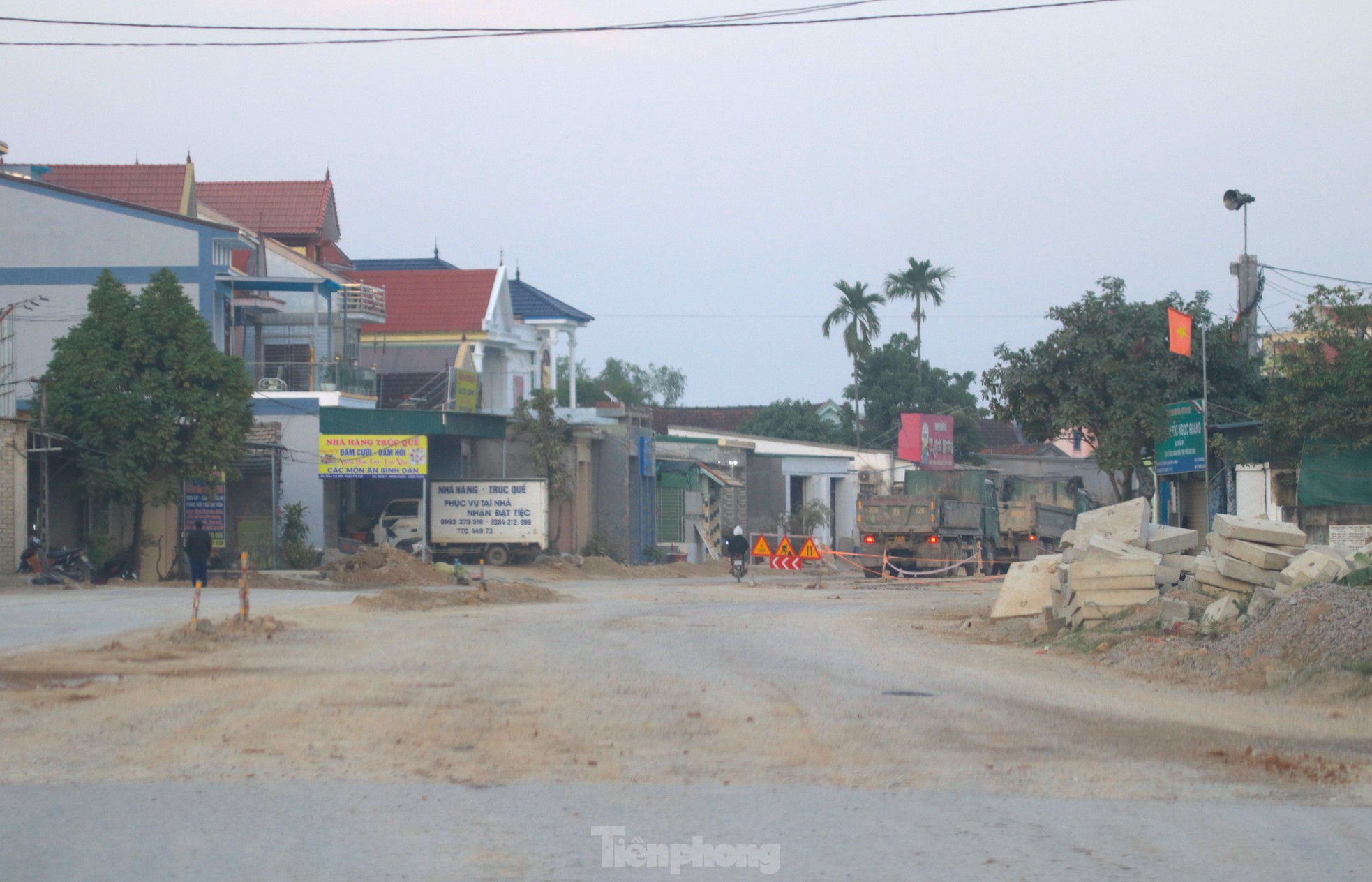 Nhiều đoạn công trường thi công dở dang kéo dài khiến việc kinh doanh, sinh hoạt của các hộ dân bám mặt đường bị ảnh hưởng. Các cấu kiện, vật liệu xây dựng được tập kết ngổn ngang dọc đường cũng ảnh hưởng đến giao thông.