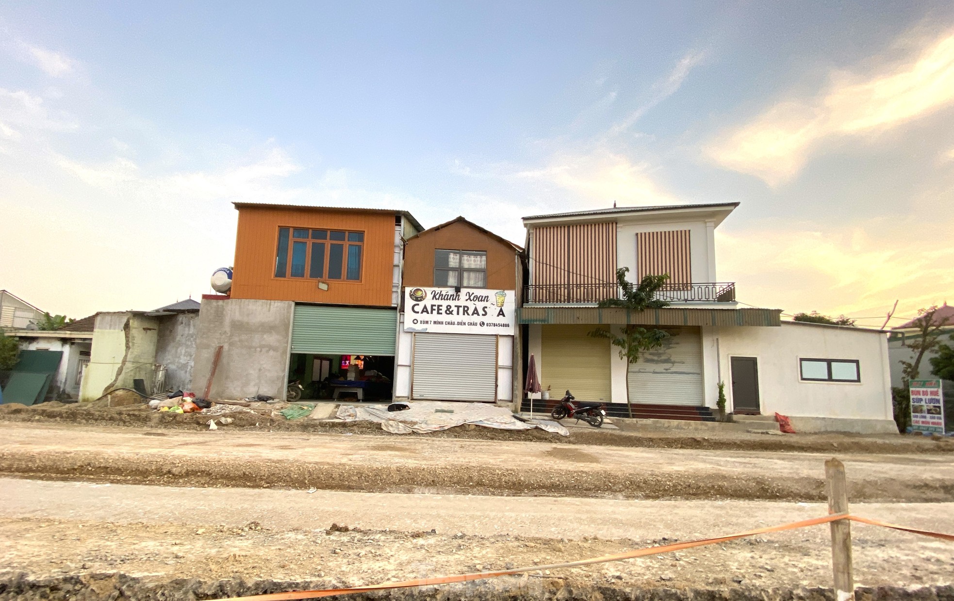 Dự án chậm tiến độ đã ảnh hưởng lớn đến cuộc sống của người dân hai bên đường cũng như các phương tiện tham gia giao thông trên tuyến.