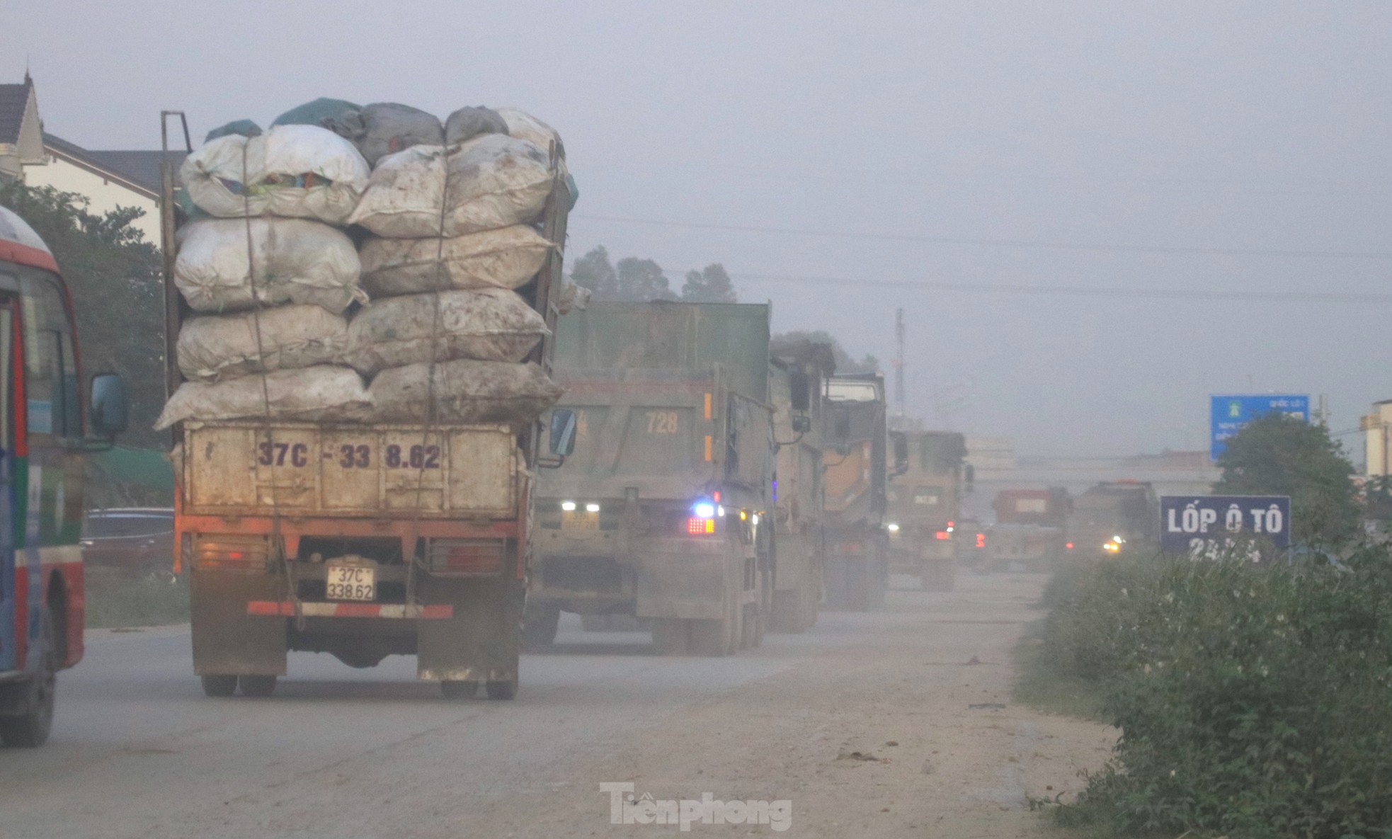 Thời điểm tan tầm, giao thông trên tuyến thường xuyên xảy ra ách tắc tại các vị trí thi công dự án.