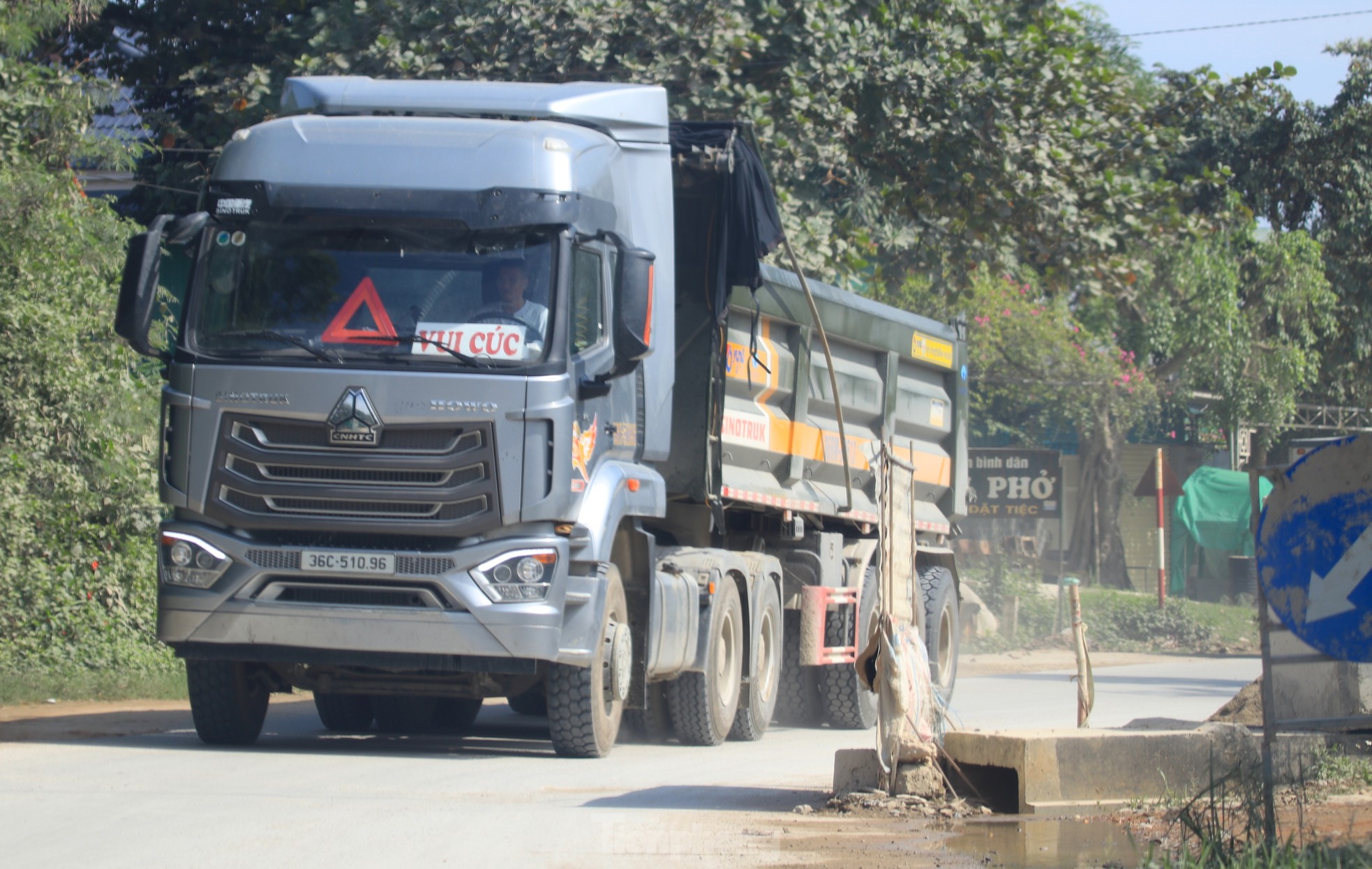 Tuy nhiên có những điểm công trình thi công dở dang nhưng chỉ được chăng dây, cắm biển cảnh báo sơ sài, tiềm ẩn nguy cơ mất an toàn giao thông.