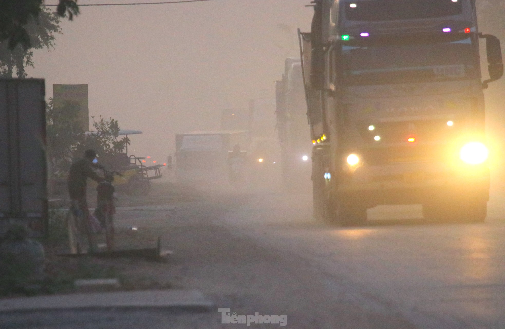 Bụi mù mịt trên công trường nghìn tỷ ở Nghệ An - 12