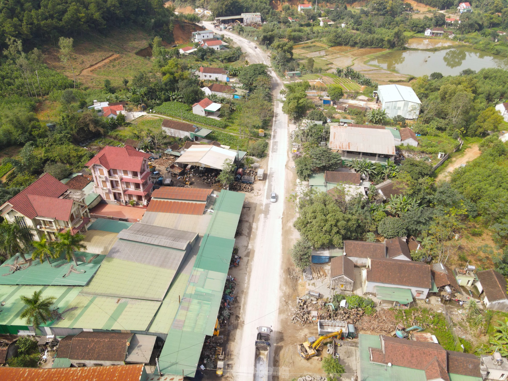 Tại xã Mỹ Thành (huyện Yên Thành, Nghệ An) hiện vẫn còn nhiều điểm chưa được giải phóng mặt bằng bàn giao cho đơn vị thi công triển khai dự án. Không những thế, hai bên đường có nhiều nhà xưởng mua bán phế liệu để vật liệu lấn chiếm hành lang an toàn giao thông khiến mặt đường vốn đã nhỏ nay càng bị thu hẹp.