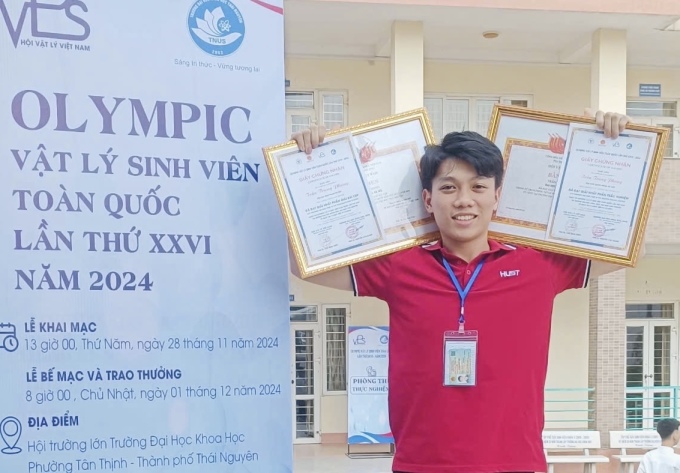 Phong với hai bằng khen giải nhất ở kỳ thi Olympic Vật lý sinh viên toàn quốc 2024. Ảnh: Nhân vật cung cấp
