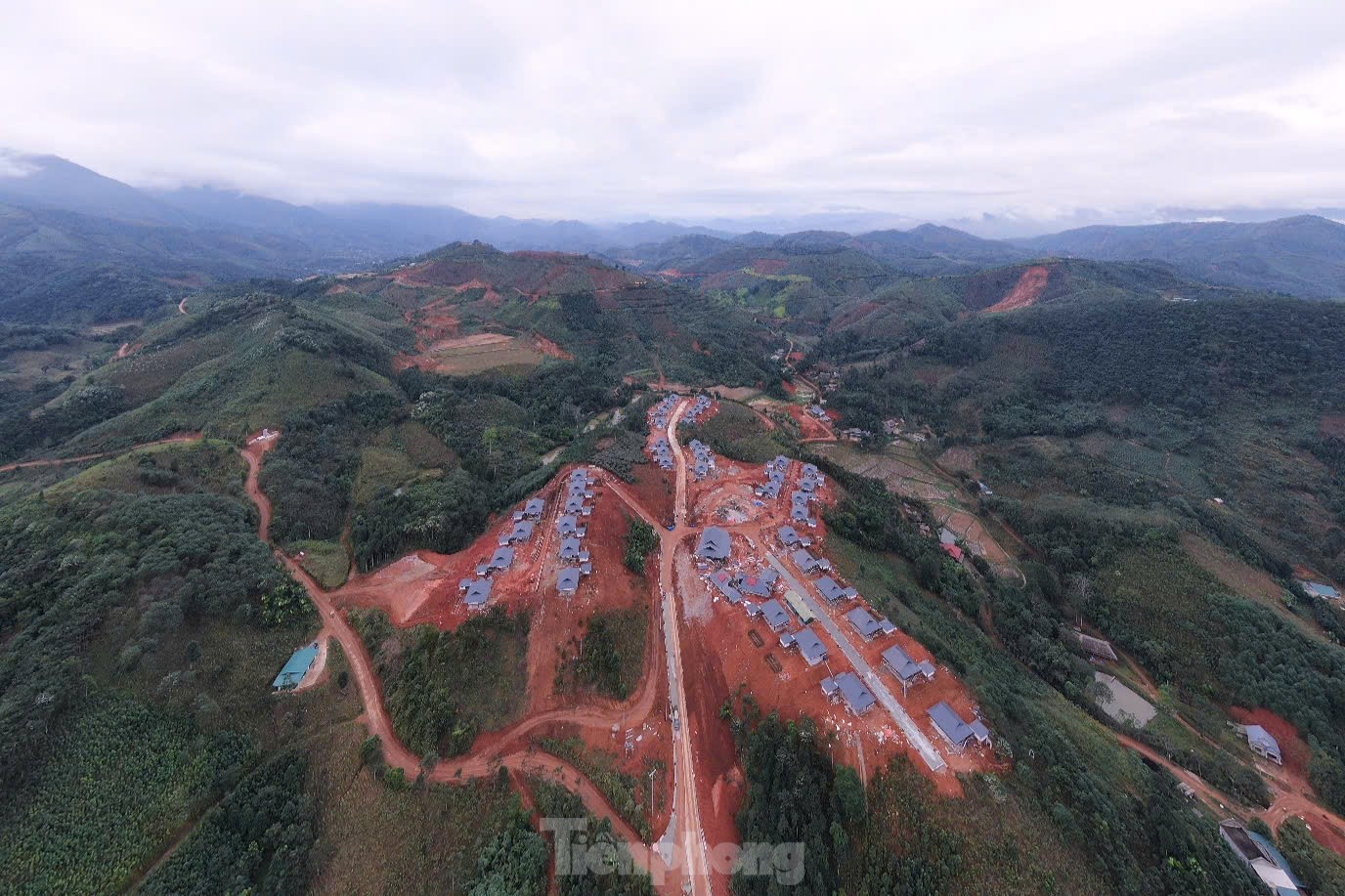 Khu tái định cư Làng Nủ nằm trên đồi Sim, cách làng cũ chừng 2 km, có diện tích khoảng 10ha, sắp xếp 40 căn nhà 2 tầng được thiết kế theo kiểu nhà sàn truyền thống của người Tày với mỗi căn rộng khoảng 1000m2.