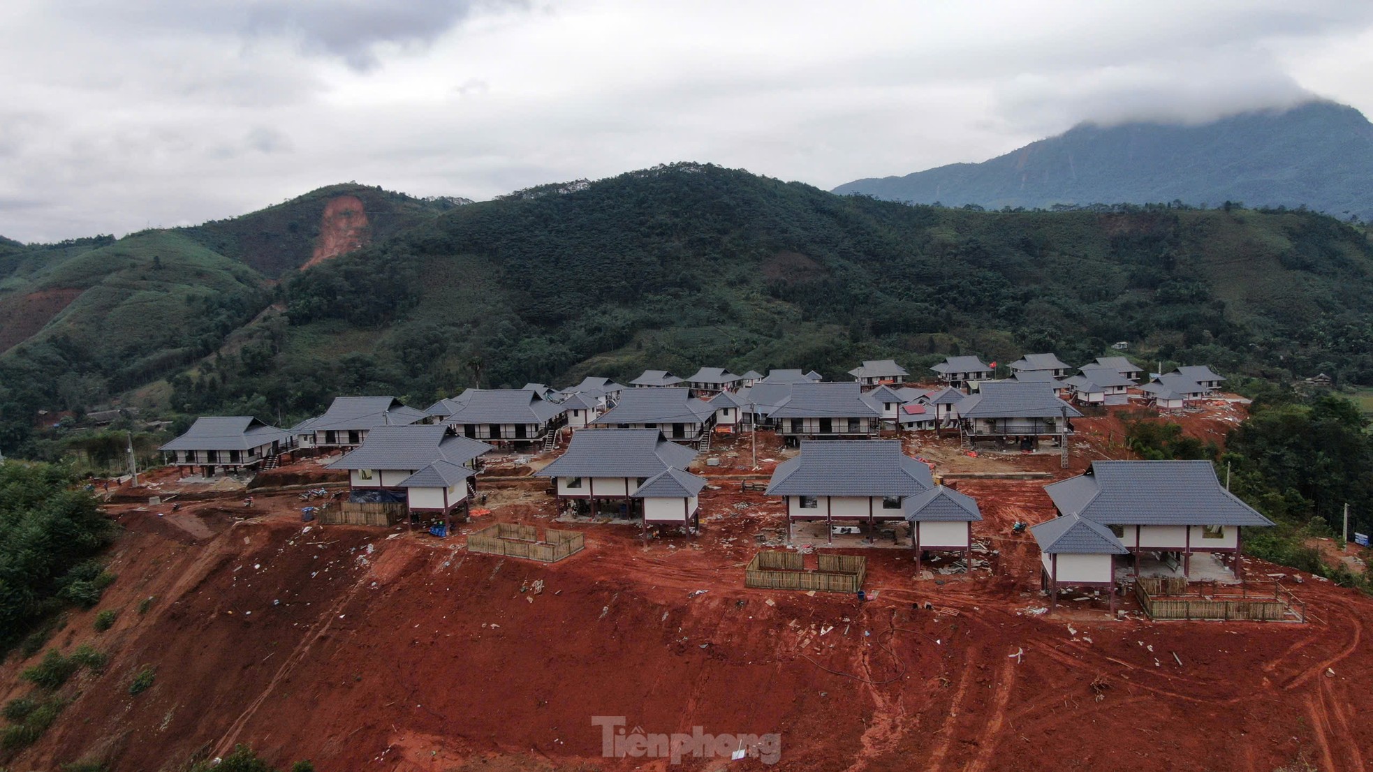 Ngoài ra, khu còn được bố trí các hạ tầng thiết yếu khác như nhà văn hóa, trường học... để người dân Làng Nủ sinh sống, ổn định lâu dài.