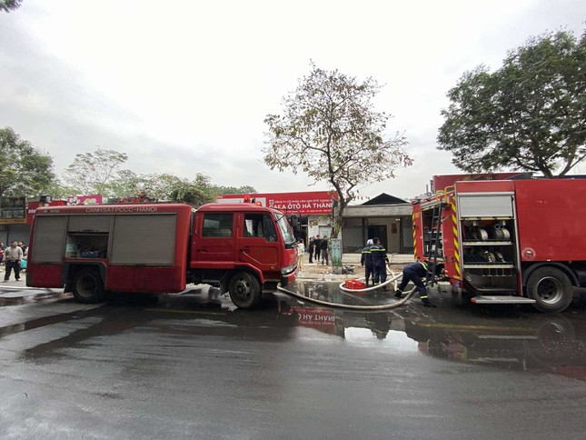 Lực lượng chữa cháy có mặt tại hiện trường.