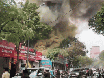 Hà Nội: Cháy quán ăn trên đường Võ Thị Sáu, khói đen bốc cuồn cuộn hàng chục mét