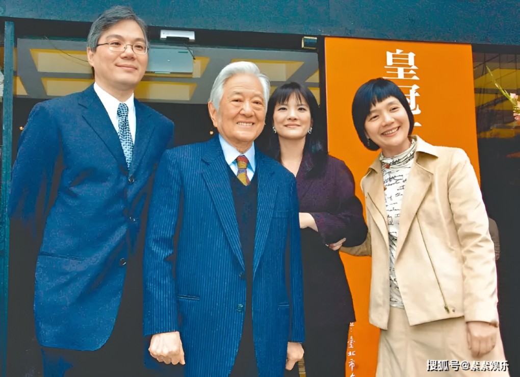 Ông Bình Hâm Đào và ba con riêng có tập đoàn xuất bản Hoàng Quan (Crown Culture).