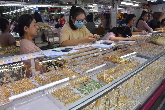 Giá vàng thế giới lao một mạch lên 2.694 USD/ounce lúc 6 giờ ngày 11-12