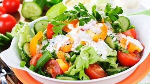 Tận dụng lợi ích của hạt chia với các lựa chọn khác như thêm vào sinh tố, rắc lên salad...