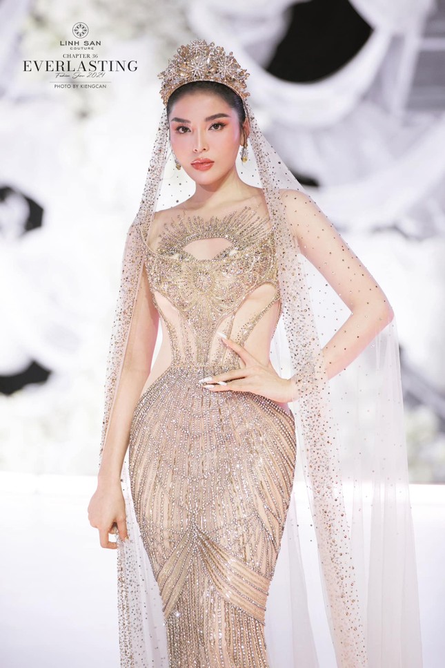 Hoa hậu Kỳ Duyên lại gặp bất ổn khi catwalk, lần này lỗi tại bộ váy rườm rà? - 1