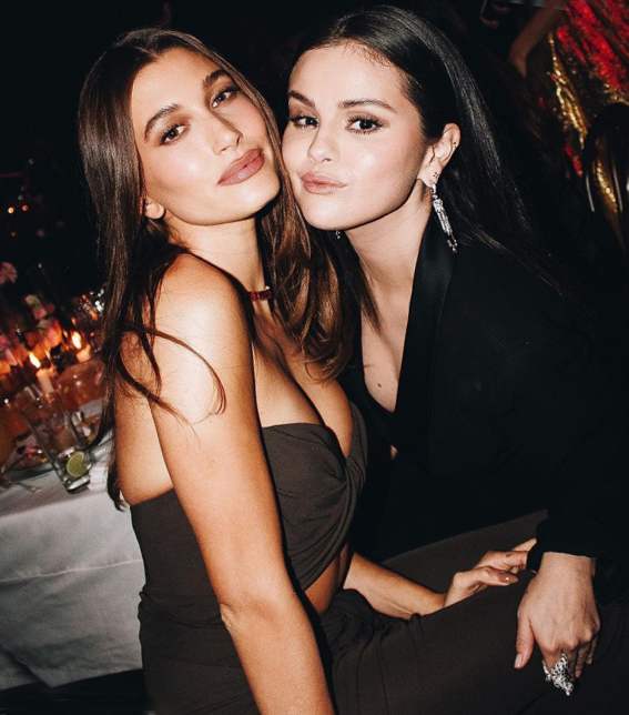 Hailey bieber thả tim chúc mừng selena gomez đính hôn - 2