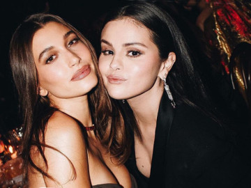 Hailey Bieber "thả tim" chúc mừng Selena Gomez đính hôn