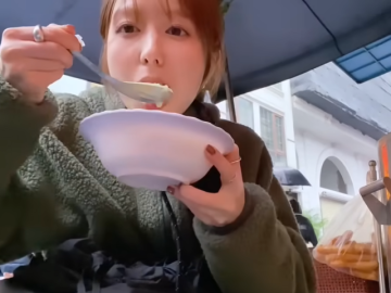 Khách Nhật ngồi vỉa hè thử một món ăn 'lạ' ở Hà Nội, bất ngờ vì mức giá