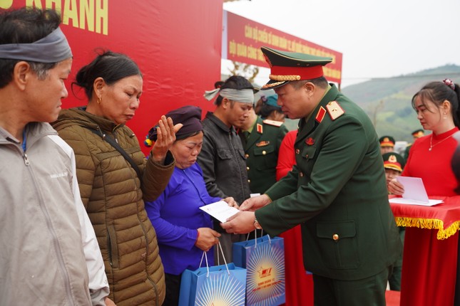 Thượng tướng Hoàng Xuân Chiến nhấn mạnh, trong bất cứ hoàn cảnh khó khăn nào Quân đội cũng luôn có mặt, giúp đỡ hỗ trợ bà con. Đồng thời mong muốn bà con đoàn kết, đùm bọc lẫn nhau xây dựng Làng Nủ trở thành một địa chỉ để nhắc nhở mỗi người về tinh thần đoàn kết, vượt qua khó khăn, nghịch cảnh, là minh chứng sinh động về tình quân dân.