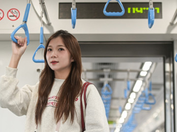 Metro Bến Thành - Suối Tiên rầm rập chạy thử, thiếu nữ hào hứng check-in