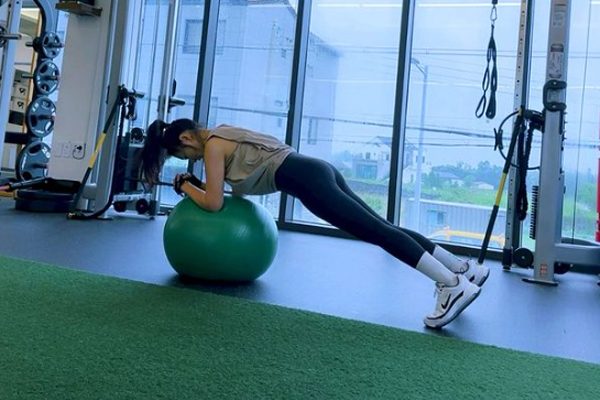 Ngoài ra, cô còn chịu khó vận động bằng những bài tập bằng máy trong phòng gym.