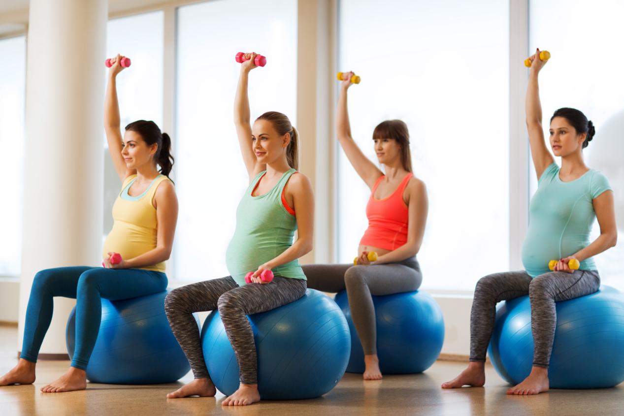 Bài tập với bóng giúp phụ nữ mang thai tăng cường sức khỏe.
