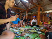 Lifestyle - Khách Tây đạp xe xuyên Việt, xúc động vì được gia đình ở Thanh Hóa mời bữa ăn no