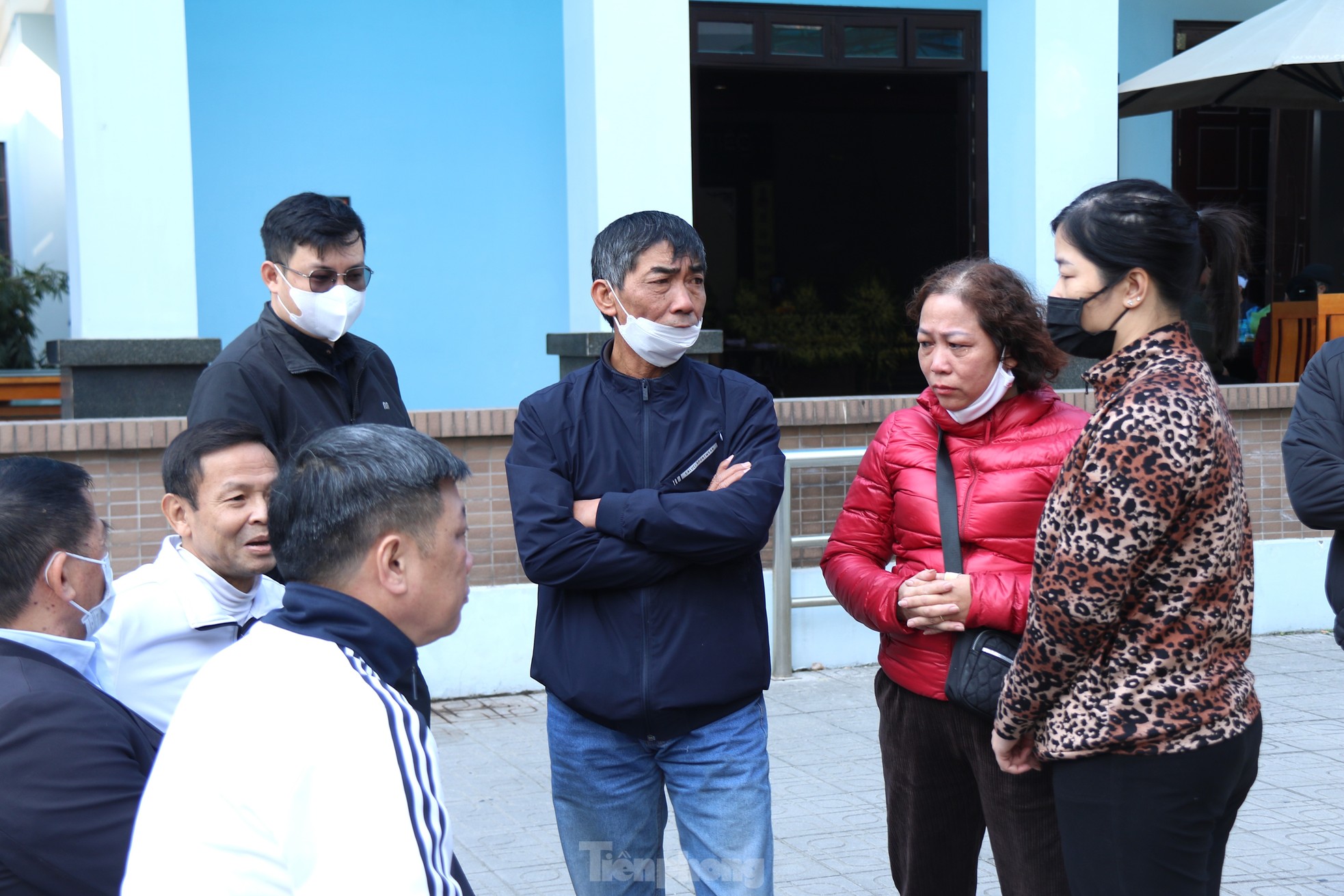 Người nhà của một số nạn nhân trong vụ hỏa hoạn đã có mặt để nhận diện người thân.