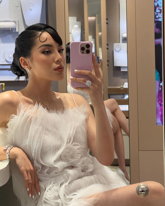 Trở về từ Miss Universe 2024, Hoa hậu Kỳ Duyên có phong độ ăn mặc thất thường - 2