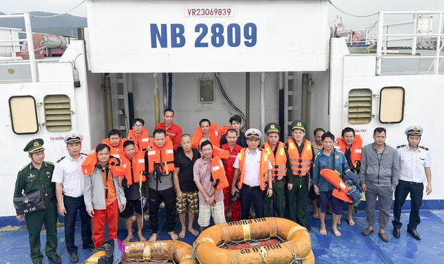 Tiếp nhận 14 người trên tàu Hoa Lư 02 gặp nạn vào bờ an toàn.