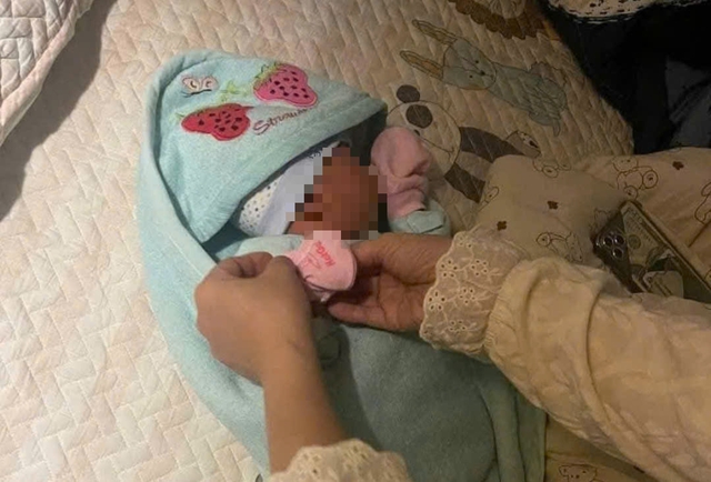 Cháu bé bị bỏ rơi. Ảnh Đ.T