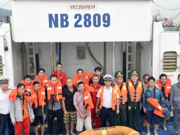 Cứu 14 người trên tàu hàng bị sóng đánh chìm ở biển Bình Định