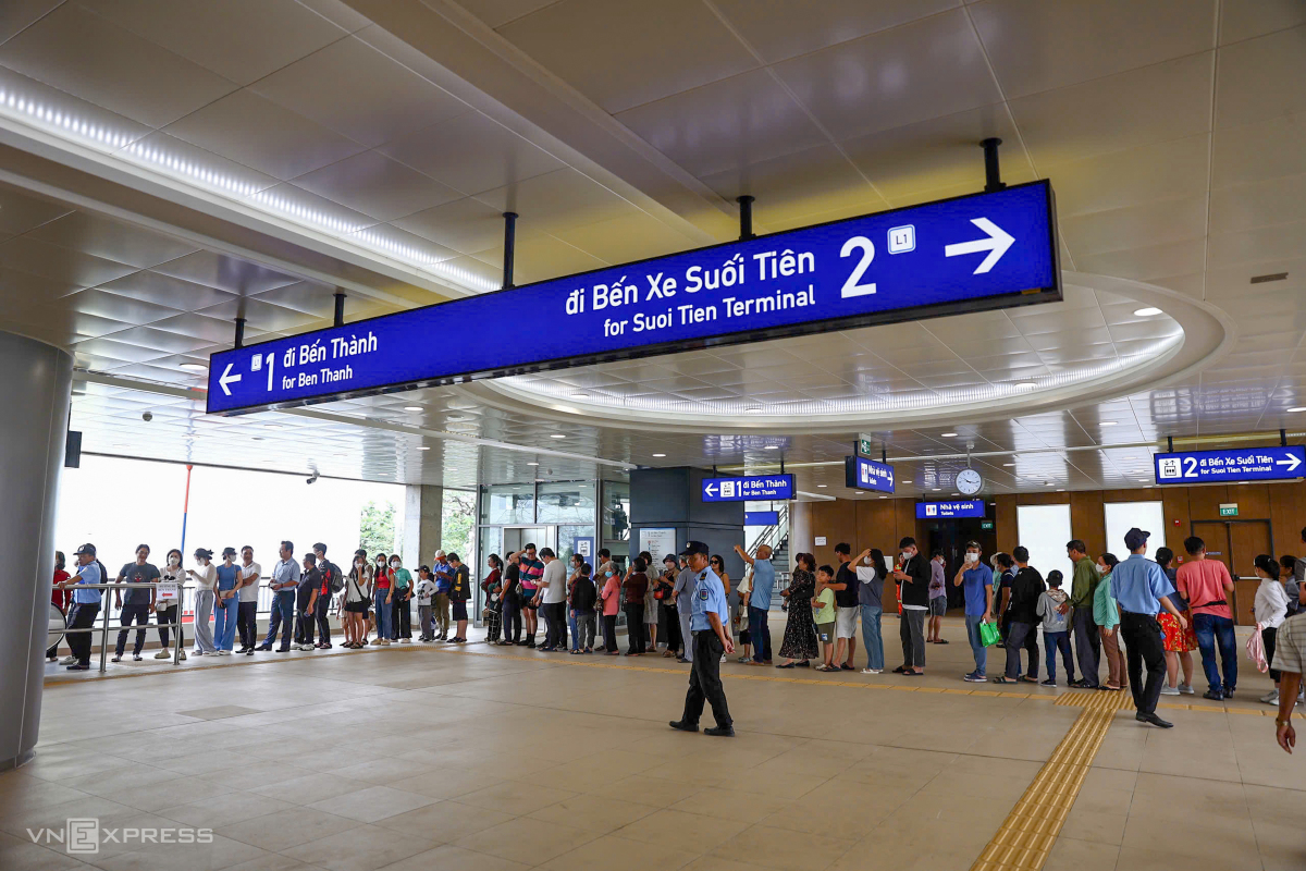 Từ 9h30, dưới sảnh chờ ga Bình Thái, TP Thủ Đức, hàng dài người xếp hàng ở ga trong trật tự, không chen lấn.
