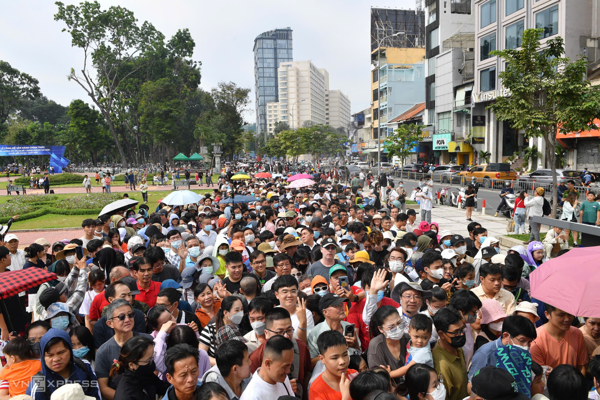 Lúc 10h, biển người đổ về ga Bến Thành chờ lên tàu trải nghiệm. Nhiều gia đình dẫn theo trẻ nhỏ đi trải nghiệm miễn phí tàu điện.