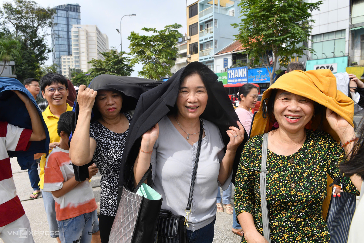 Bà Nguyễn Thị Ngọc (áo vàng) cho biết lặn lội từ Kon Tum vào TP HCM đi metro. Tôi cùng mấy chị em xếp hàng hơn một tiếng để chờ được lần đầu đi metro, bà Ngọc nói.