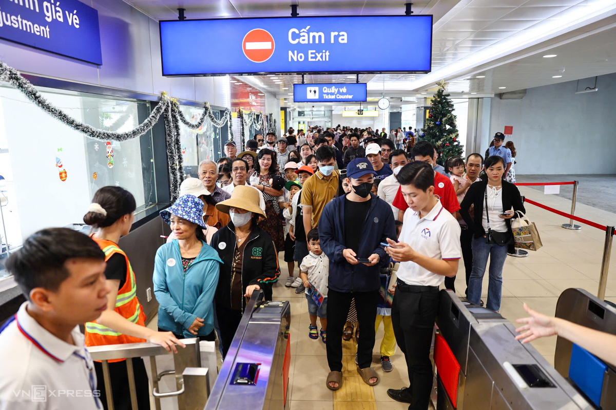 Tại lối lên tàu ga Bình Thái chật kín người xếp hàng dài 50 m để chờ lên tàu. Ở khu quét vé 4 nhân viên liên tục kiêm soát ra vào, quy trình khoảng 30 giây xong một khách.