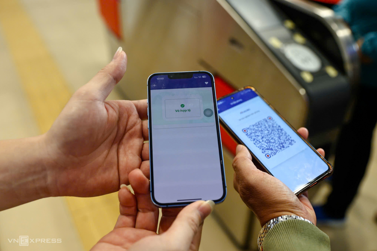 Khách chỉ cần quét mã QR tải từ app của metro để lấy vé. Những hành khách không kịp đăng ký vé trước từ app, sẽ được dán thẻ ra vào cho chuyến tàu.
