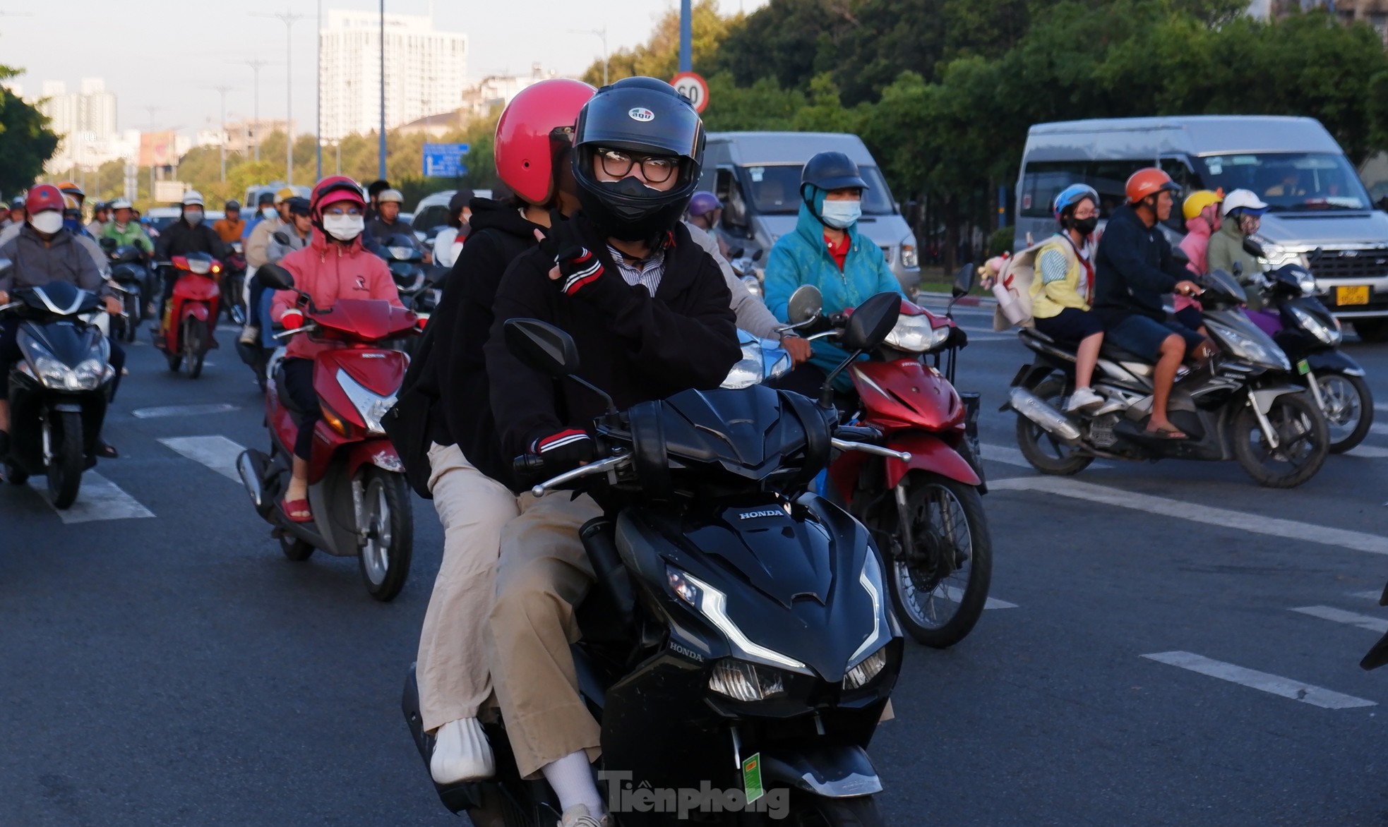 Người đi đường phải khoác thêm áo, đeo bao tay để giữ ấm cơ thể. Ảnh: Hữu Huy