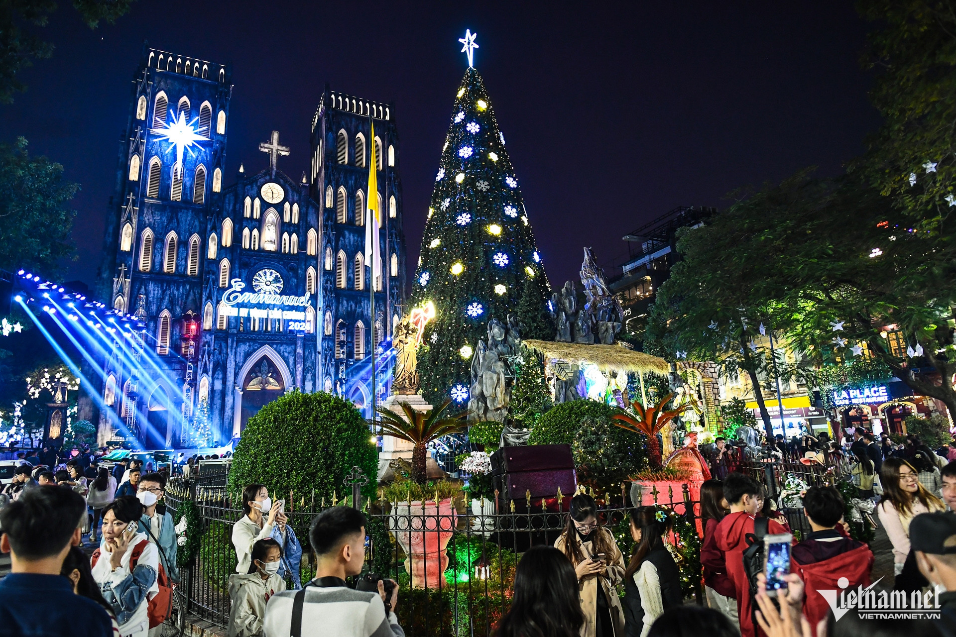 Nhà thờ Lớn Hà Nội tối 23/12 trở thành địa điểm thu hút du khách tới vui chơi, tận hưởng không khí Noel. 