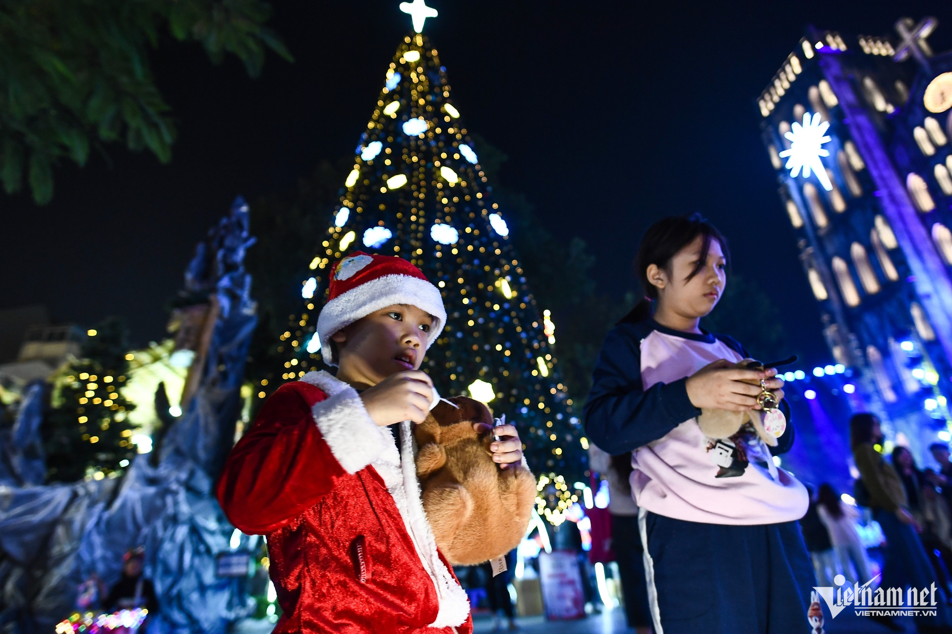 Nhiều em nhỏ hóa thân thành ông già Noel đến đây vui chơi cùng bố mẹ.