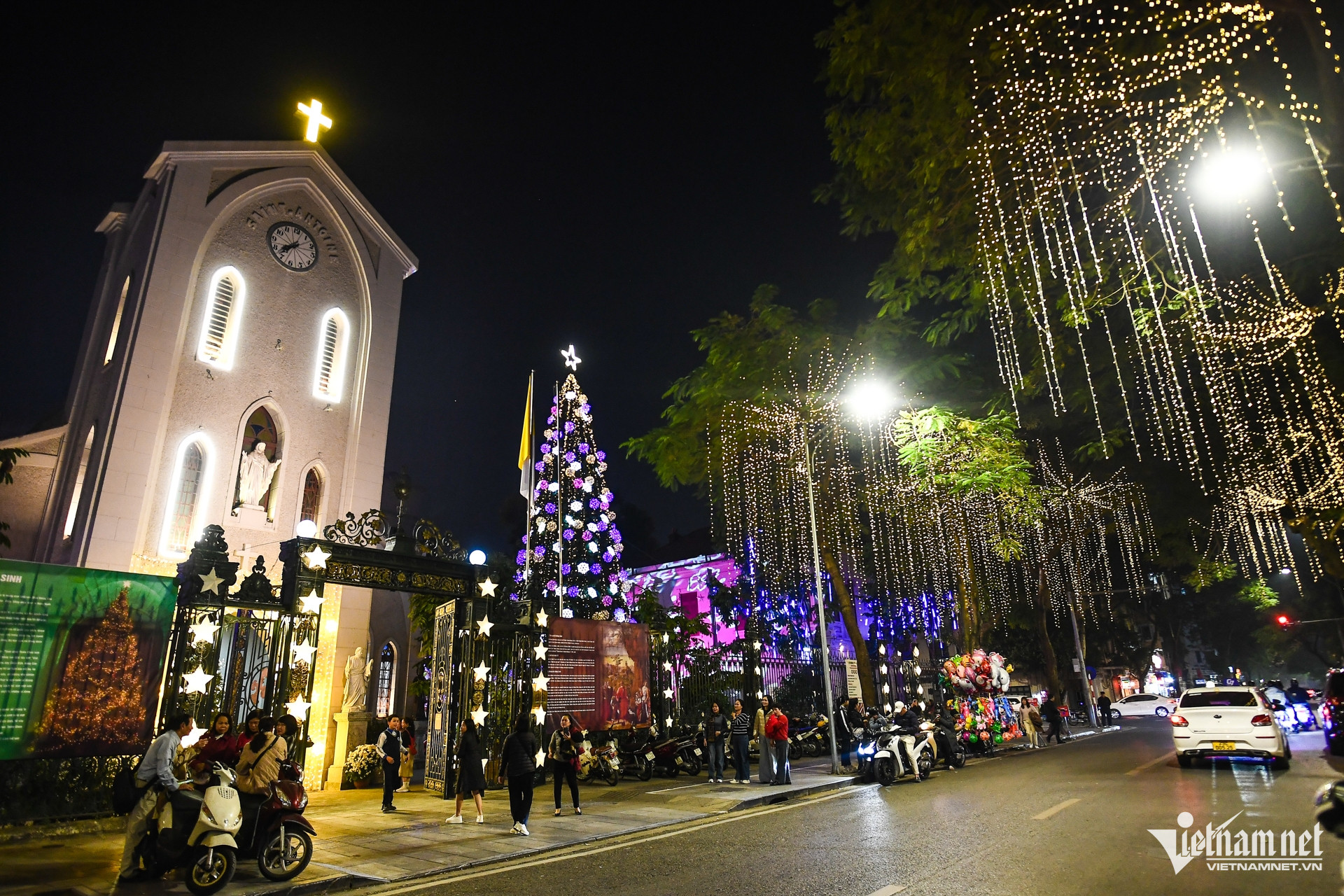 Ánh đèn lung linh giăng kín từ ngoài đường vào tới khuôn viên của nhà thờ Hàm Long trong tối 23/12.