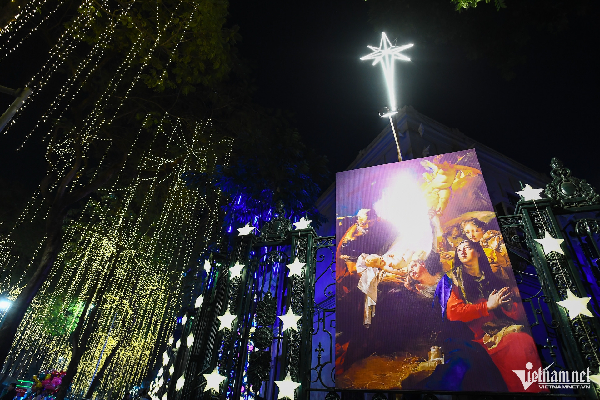 Hàng loạt nhà thờ nổi tiếng tại Hà Nội lung linh trước đêm Noel - 13