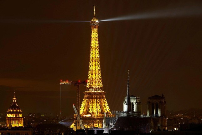 Tin và ảnh tháp Eiffel cháy trước đêm Giáng sinh tràn ngập, thực hư thế nào?