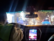 Tin tức - Bé 3 tuổi ngất lịm trên xe khách, tài xế tìm cảnh sát giao thông trợ giúp