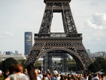 Tháp Eiffel bất ngờ bốc cháy