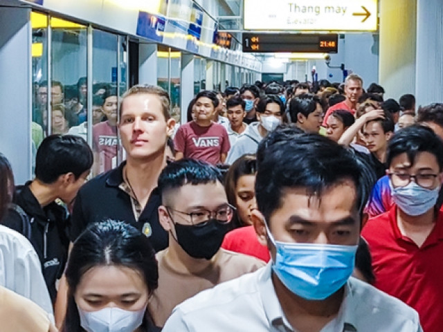 Biển người tràn xuống các ga metro háo hức hướng vào trung tâm đón Giáng sinh