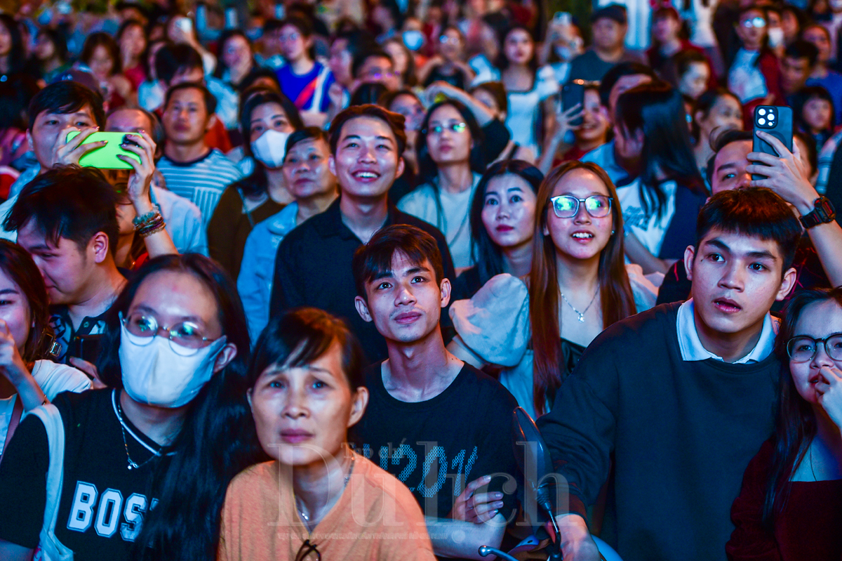 Ai nấy đều rộn ràng trong không khí vui tươi, chào đón đêm Noel mừng chúa sinh ra đời.