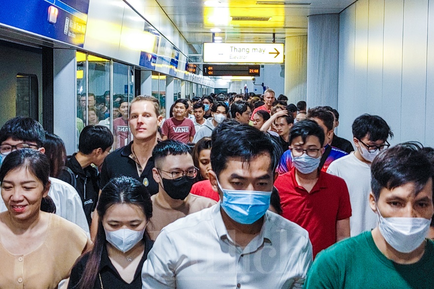 Tại các nhà ga, trên tàu metro đông nghẹt hành khách, kể cả những du khách quốc tế cũng vội vàng cùng bạn bè, gia đình xuống tàu trải nghiệm.