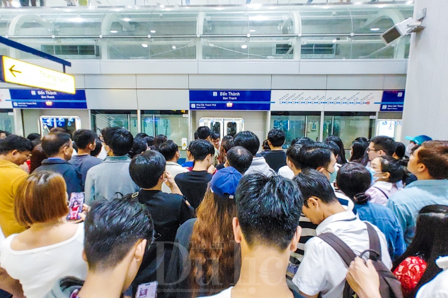 Ai nấy đều háo hức chờ lên tàu cho chuyến hành trình đặc biệt đêm 24/12.