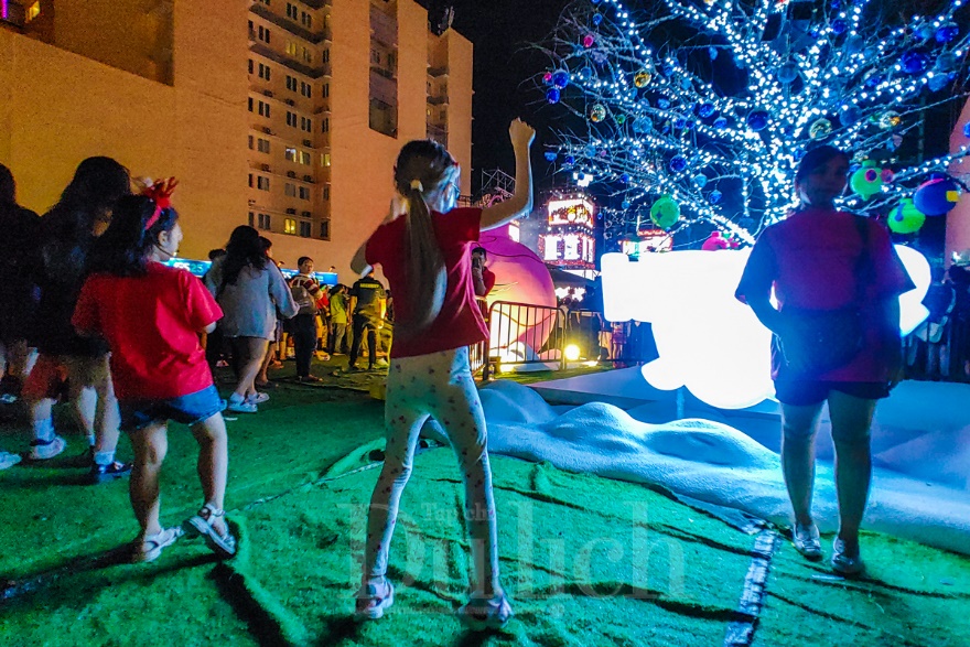 Các bạn nhỏ cũng nhún nhẩy theo gia điệu Jingle Bell vui nhộn.