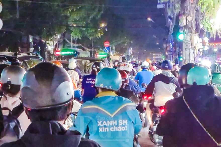 Dòng xe đông đúc nhích từng chút một hướng vào trung tâm thành phố.
