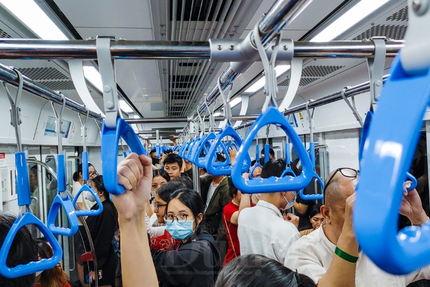 Hàng ngàn người dân và du khách chọn phương tiện đi tàu metro trong đêm Noel.